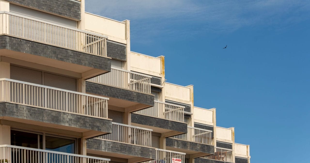Dezvoltator sau agenție imobiliară: De la cine cumperi?
