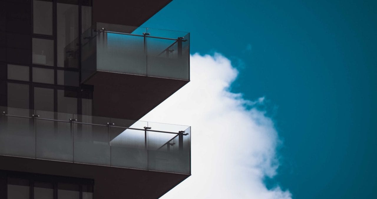 Importanța balustradelor din sticlă | Onyx Residence Iași