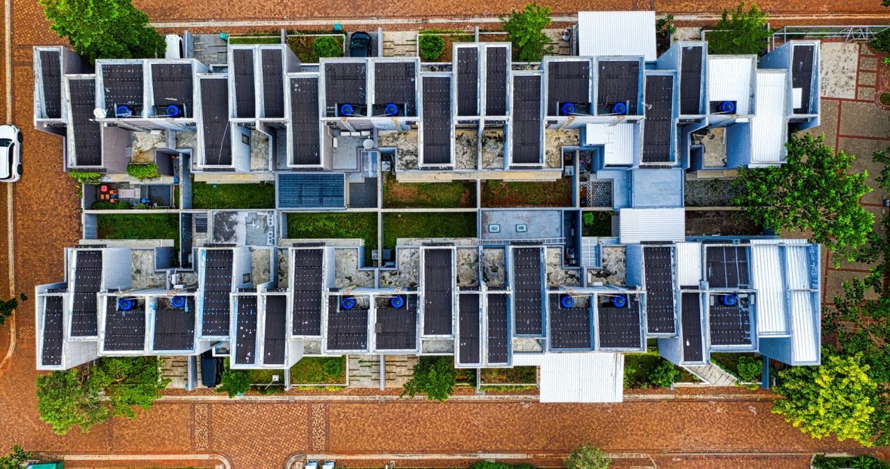 Panouri Fotovoltaice la Bloc: Beneficii și Costuri 2026